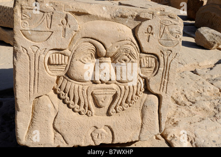 Le Dieu du rire Bes au Temple d'Isis, Horus et Osiris sur l'île de Philae sur le Nil en Egypte Banque D'Images