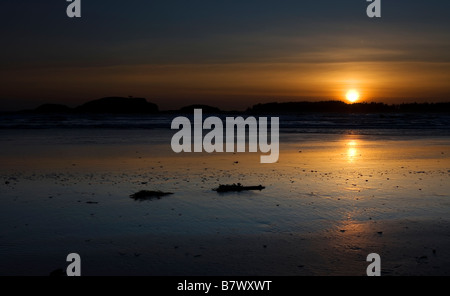 Coucher du soleil sur la plage Mackenzie, Tofino, Colombie-Britannique. Banque D'Images