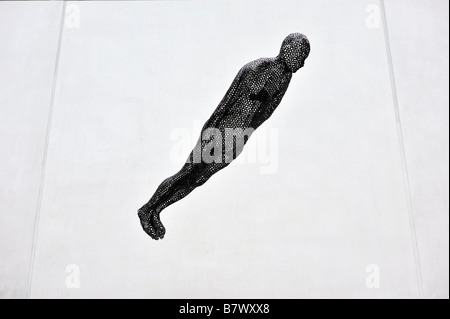 Filtrer Antony Gormley sculpture galerie d'art de Manchester uk angleterre figure moderne homme homme lifesize flottante Banque D'Images