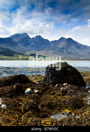 Le magnifique hôtel Selkirk Arms, isolé mais bien une partie de l'étonnante Cuillin noires sur l'île de Skye Banque D'Images