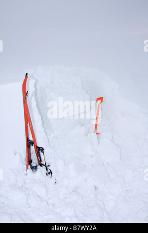 Snowpit utilisée pour évaluer le danger d'avalanche dans les montagnes montrant où le cisaillement de la couche supérieure a eu lieu United Kingdom Banque D'Images