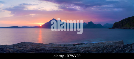 Magnifique vue panoramique depuis Elgol alors que le soleil se couche sur les montagnes Cuillin sur l'île de Skye Banque D'Images