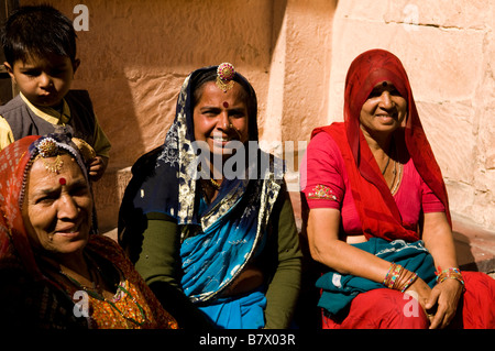 Les femmes indiennes vêtues de saris colorés. Banque D'Images