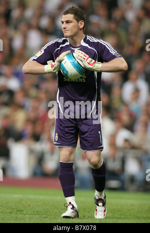 Iker Casillas, le gardien du Real Madrid, avec la balle. Banque D'Images