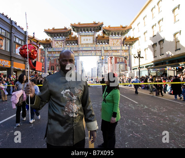 Un homme tenant une lampe chinoise lors de la parade du nouvel an - Washington, DC USA Banque D'Images