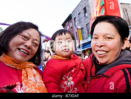 Deux vieilles femmes chinoises tenant un enfant Banque D'Images