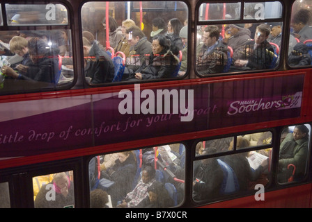 Londres transport bus de nuit navetteurs rentrant à la maison après le travail au sud de Londres Angleterre années 2009 2000 Royaume-Uni HOMER SYKES Banque D'Images