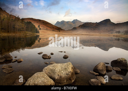 Dawn réflexions dans le Tarn Blea superbe avec le Langdale Pikes dans la distance Banque D'Images