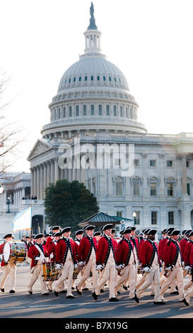 Une formation de marcheurs en costume colonial depuis mars le Capitole à la parade inaugurale 2009 du Président Barack Obama Banque D'Images