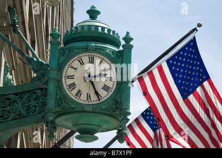 L'ILLINOIS Chicago célèbre Marshall Fields réveil et des drapeaux américains sur l'extérieur de Macys State Street department store Banque D'Images