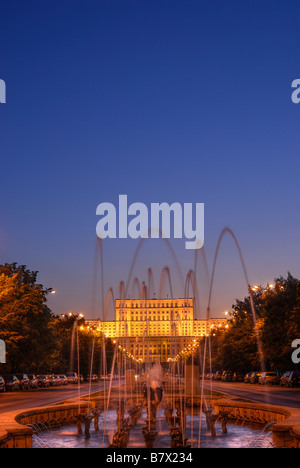 Palais du Parlement au coucher du soleil, Bucarest, Roumanie Banque D'Images