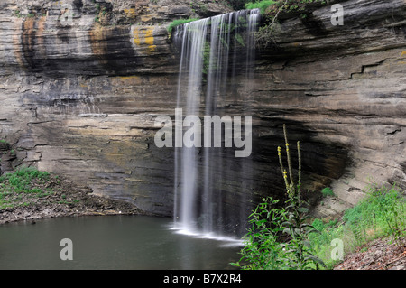 Indian creek formant cascade connue sous le nom de chutes 76 clinton county illinois tomber dans le lac Cumberland Banque D'Images