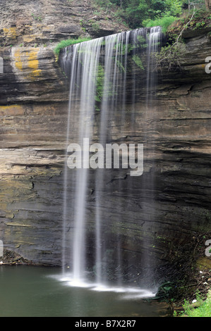 Indian creek formant cascade connue sous le nom de chutes 76 clinton county illinois tomber dans le lac Cumberland Banque D'Images