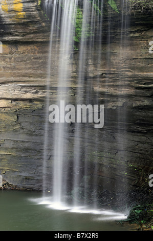 Indian creek formant cascade connue sous le nom de chutes 76 clinton county illinois tomber dans le lac Cumberland Banque D'Images