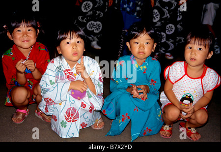 Image des trois enfants vêtus de kimonos japonais Banque D'Images