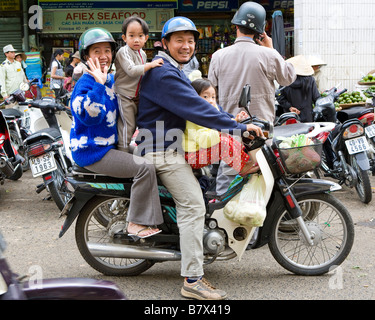 Famille vietnamienne sur le vélo Banque D'Images