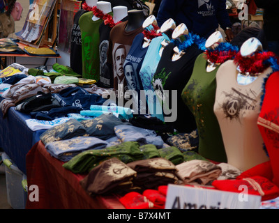 Obama et d'autres T-shirts organisé pour la vente et l'affichage sur des mannequins sur Union Square à Manhattan, New York. Banque D'Images