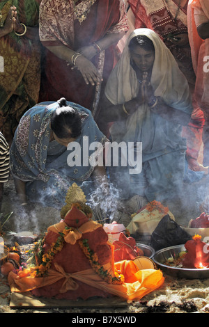 Les femmes priant au cours de Ganesh Chaturthi festival Banque D'Images