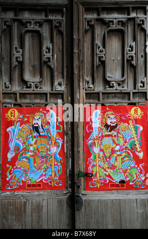 Dieu porte pour festival du Nouvel An lunaire chinois dans une maison traditionnelle dans la région de Sichuan en Chine. 02-Feb-2009 Banque D'Images