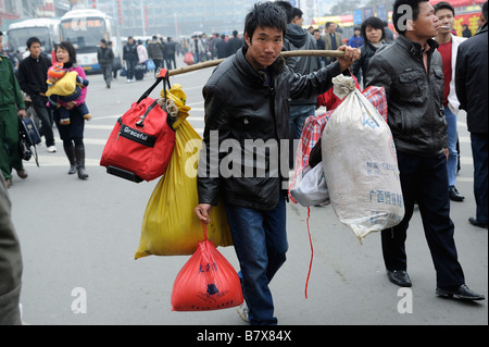 Les travailleurs migrants transporter leurs bagages de quitter la gare de Nanchang, Jiangxi, Chine. 05-Feb-2009 Banque D'Images
