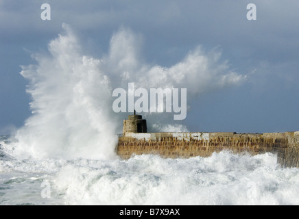 Stormy seas Atlantique batter le mur du port du village de Portreath Cornish Banque D'Images