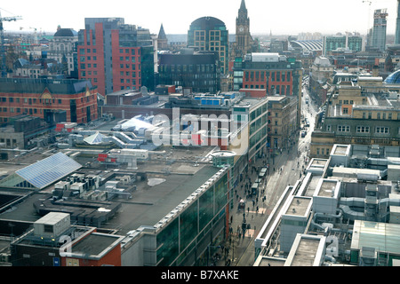 Vue aérienne du centre de Manchester UK à la Croix du Sud-ouest vers le bas vers la rue de l'hôtel de ville de Manchester Banque D'Images