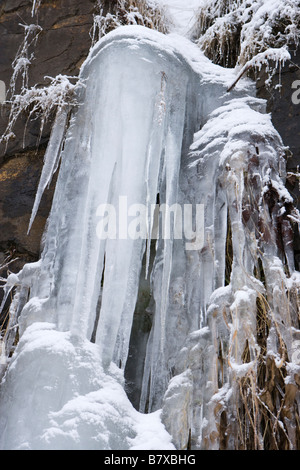 Cascade gelée dans les glaçons. Banque D'Images