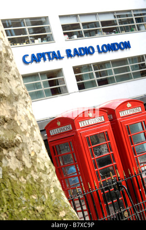 Boîtes de téléphone rouge en face de la station de radio de la capitale, Leicester Square, Londres Banque D'Images