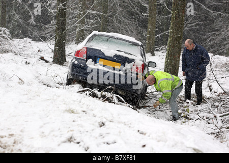 Voiture de route rurale dans la neige durant l'hiver en Écosse, Royaume-Uni Banque D'Images