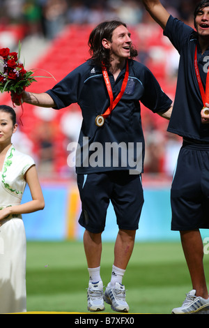 Lionel Messi ARG 23 AOÛT 2008 Jeux Olympiques de Beijing 2008 de football Lionel Messi célèbre remportant une médaille d'or lors de la cérémonie de remise des médailles à Mens Foot National Stadium d'oiseaux nichent à Beijing Chine Photo de Daiju Kitamura AFLO SPORT 1045 Banque D'Images