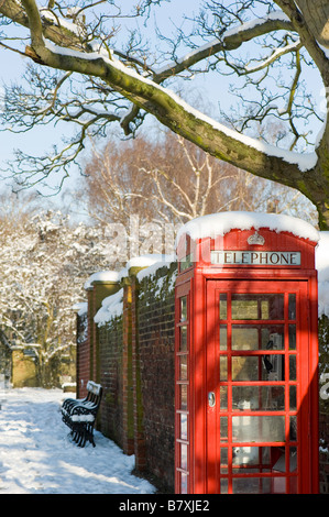 Boîte de téléphone rouge traditionnel recouvert de neige Hampstead NW3 London United Kingdom Banque D'Images