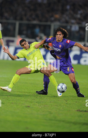 Banel Nicolita Steaua Bucarest Juan Manuel Vargas Fiorentina Le 30 septembre 2008 Ligue des Champions de football 2008 2009 Italie Fiorentina vs Steaua Bucarest Bucarest 0 0 stade Artemio Franchi de Florence Italie Photo par Enrico Calderoni AFLO Banque D'Images