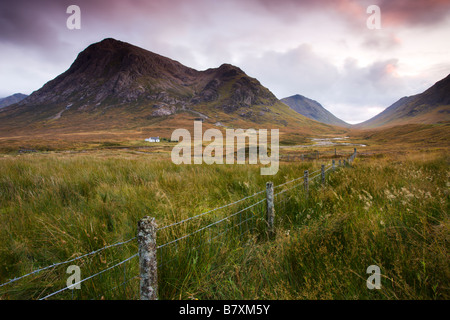 Chalet isolé sur la lande entre Rannoch Moor et de Glencoe Ecosse Highland Banque D'Images
