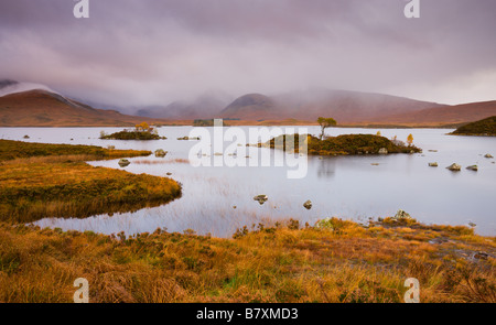 Ciel orageux sur Lochan Na H Achlaise sur Rannoch Moor en automne Highlands Ecosse Banque D'Images