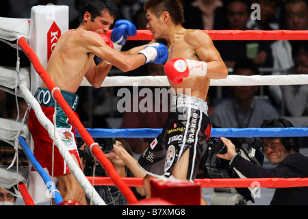 L À R Alejandro Valdez Hozumi Hasegawa 16 octobre 2008 Conseil Mondial de la Boxe WBC Poids Bantam à bout de titre 1er Gymnasi Yoyogi Banque D'Images