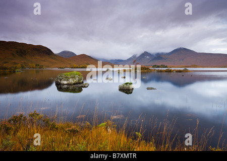 Ciel orageux sur Lochan Na H Achlaise sur Rannoch Moor en automne Highlands Ecosse Banque D'Images