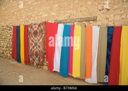 Châles et écharpes colorées de raccrocher à vendre dans le village de Mides, Tunisie Banque D'Images