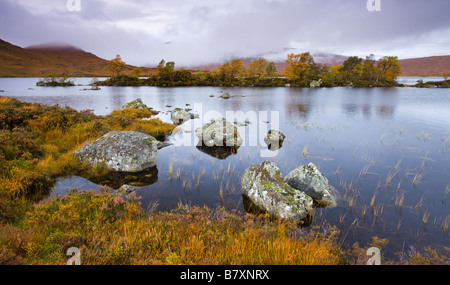 Lochan Na h Achlaise sur Rannoch Moor en automne Ecosse Highland Banque D'Images