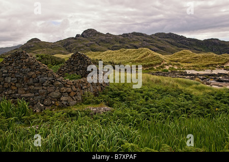 Croft abandonnés près de Sanna Bay, avec des dunes et collines en arrière-plan sur la péninsule d'Ardnamurchan, nord-ouest de l'Ecosse Banque D'Images