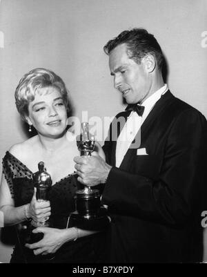 Cérémonie des Oscars 1960 Simone Signoret Meilleure actrice dans un premier rôle pour : les chemins de la haute-ville, chambre à l'Année : 1959 - Top uk Charlton Heston Meilleur acteur dans un premier rôle pour : Ben-Hur, Ben Hur Banque D'Images