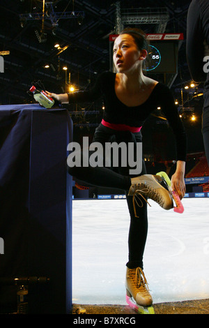 Mao Asada JPN 13 NOVEMBRE 2008 Figure Skating ISU Grand Prix of Figure Skating 2008 2009 TROPHEE Eric Bompard 2008 Womens pratiques au Palais Omnisport de Paris Bercy paris France Photo de YUTAKA AFLO SPORT 1040 Banque D'Images