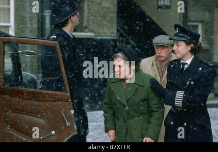 Vera Drake Vera Drake Année : 2004 - UK Imelda Staunton, Philip Davis, Helen Coker Réalisateur : Mike Leigh Banque D'Images