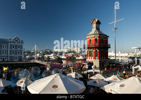 Vue de la tour de l'horloge et une partie de la Victoria et Alfred Waterfront à Cape Town. Banque D'Images