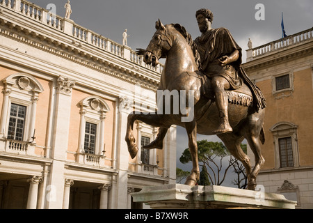 La statue équestre en bronze de Marc-aurèle sur la colline du Capitole à Rome Banque D'Images