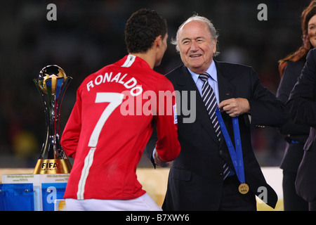 L À R Cristiano Ronaldo Man U Joseph Blatter 21 décembre 2008 FIFA Coupe du Monde Football Club Japon 2008 match final entre manc Banque D'Images