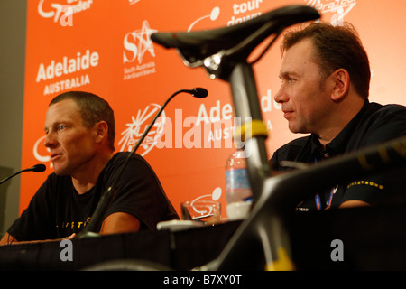 Lance Armstrong USA Johan Bruyneel BEL 17 janvier 2009 Vélo Johan Bruyneel R Manager de l'équipe Astana de Lance Armstrong et de L Banque D'Images