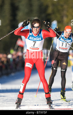 Magnus H gémir ni 17 janvier 2008 Combiné nordique Magnus Hovdal Moan 7 R de la Norvège célèbre comme il franchit la ligne d'arrivée en avance de Bjoern Kircheisen d'Allemagne au cours de la DKB FIS Coupe du monde de combiné nordique Gundersen individuel HS140 10km au Parc olympique de Whistler dans la vallée Callaghan British Columbia Canada Photo par Toshi Kawano AFLO 2021 Banque D'Images