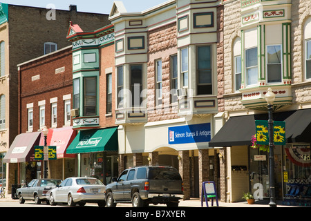 DeKalb ILLINOIS aux magasins et boutiques le long de la rue main dans la petite ville du midwest voitures garées détails en bois peint. Banque D'Images