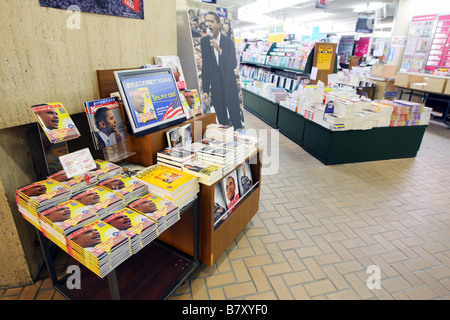 Livres de discours par de nouveaux U S le président Barack Obama s'affichent en librairie Sanseido à Tokyo au Japon le 21 janvier 2009 son investiture mardi a aidé les livres s'envoler l'étagère d'après le magasin Photo par Yusuke Nakanishi AFLO 1090 Banque D'Images