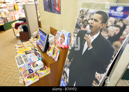 Livres de discours par de nouveaux U S le président Barack Obama s'affichent en librairie Sanseido à Tokyo au Japon le 21 janvier 2009 son investiture mardi a aidé les livres s'envoler l'étagère d'après le magasin Photo par Yusuke Nakanishi AFLO 1090 Banque D'Images